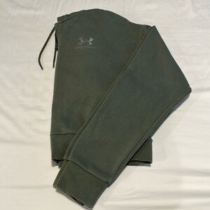 Under Armour, Size Small, Green
Women’s Cropped Sweater